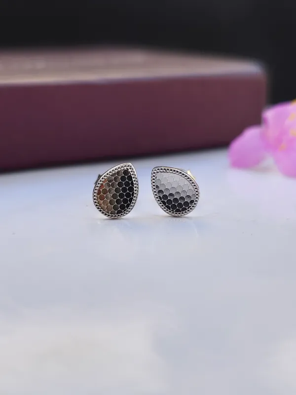 Elegant_Teardrop_Honeycomb_Stud_Earrings