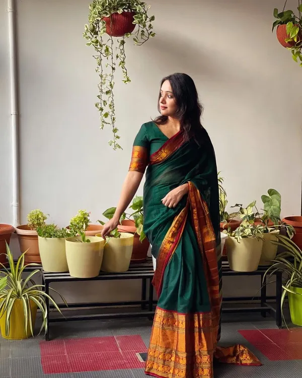 Green_And_Golden_Chiffon_Printed_Chiffon_Saree_For_Women