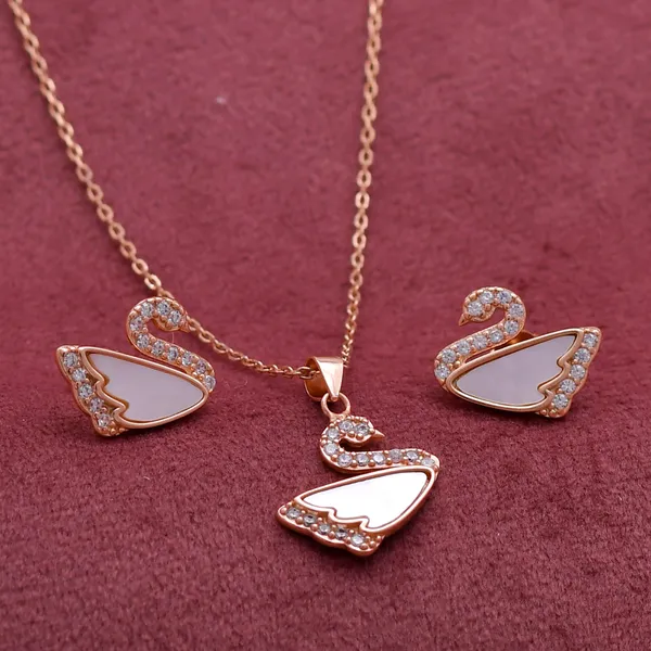Graceful_Swan_with_Mother_of_Pearl_Pendant_Set_in_925_Silver_by_SVADEZI