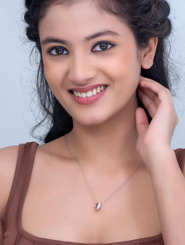 Silver_Pendant:_Luxurious_Shine_for_Everyday_&_Special_Events