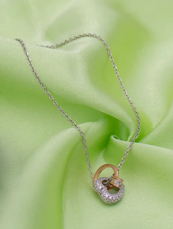 Silver_Pendant:_Luxurious_Shine_for_Everyday_&_Special_Events