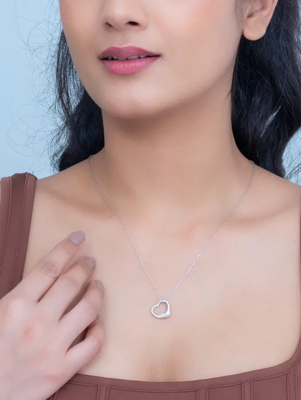 Timeless_Heart_Pendant_-_Elegant_Jewelry_Gift