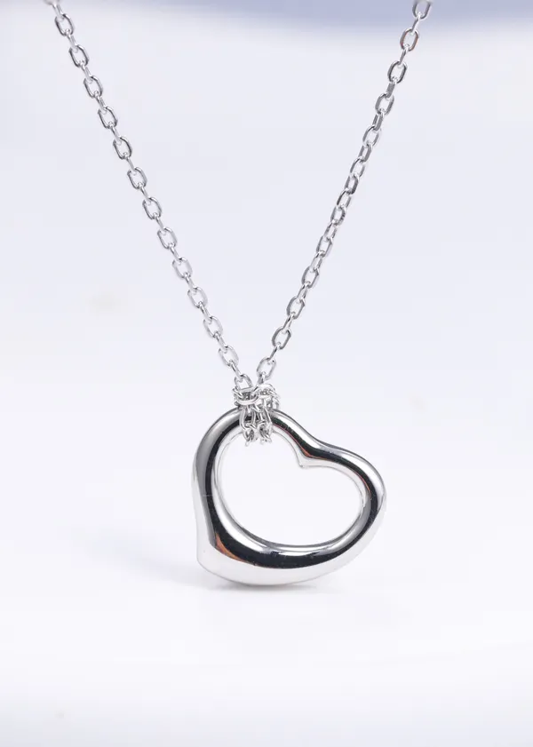 Timeless_Heart_Pendant_-_Elegant_Jewelry_Gift