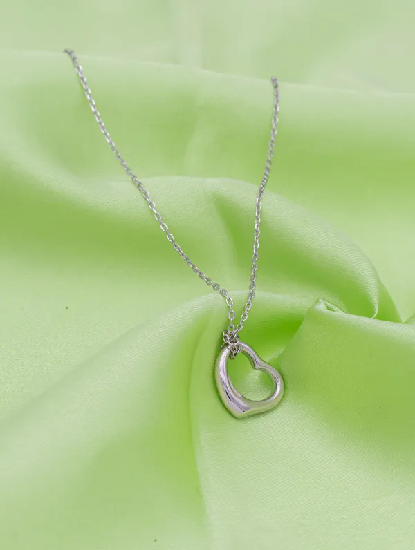 Timeless_Heart_Pendant_-_Elegant_Jewelry_Gift