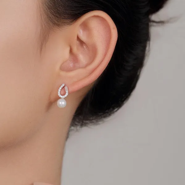 U-shape_earring_with_Fresh_Water_pearl_in_925_Silver_by_SVADEZI