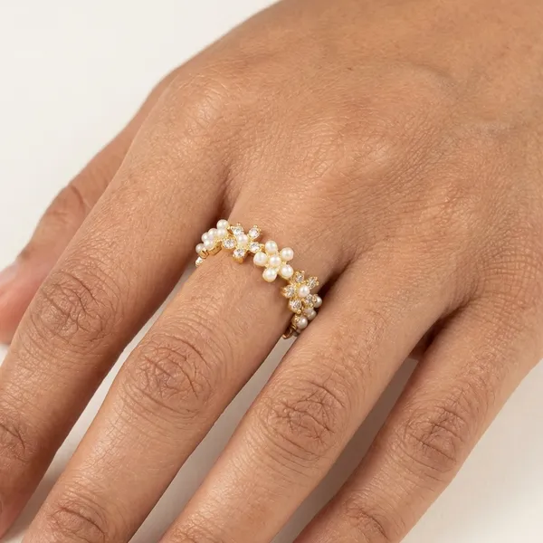 Daisy_Pearl_Floral_Ring_for_Women_|_Gold_Plated_Pearl_&_Crystal_Flower_Band_Ring_|_Cute_Minimal_Fashion_Ring_for_Girls