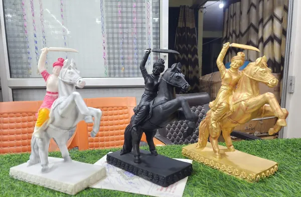 Veerangana_Jhalkari_Bai_Marble_Dust_Statue_–_Golden_Finish_Warrior_Idol_(30x20.5x10cm)_|