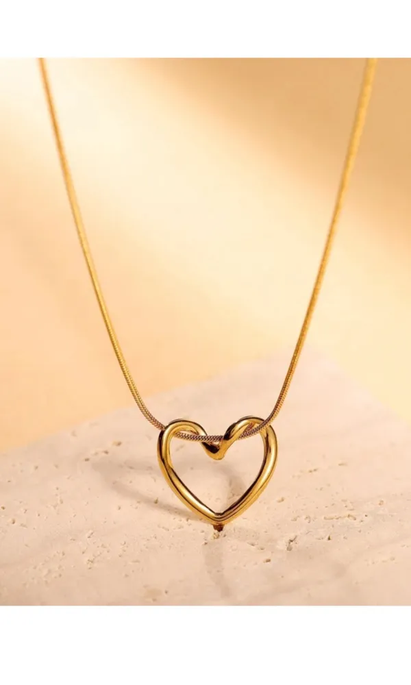 Gold_Toned_Heart_Pendant_Necklace_With_Delicate_Chain_For_Women