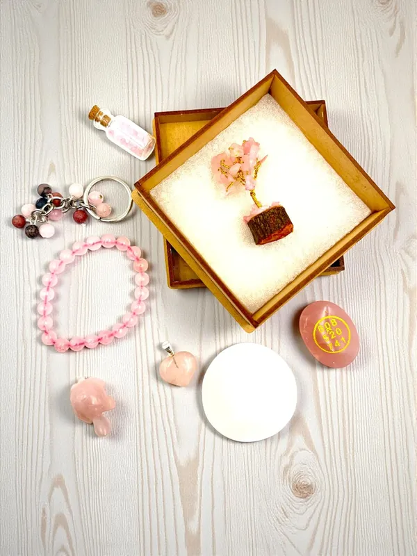 Rose_Quartz_Crystal_Gift_Set_With_Bracelet_And_Keychain_For_Indoor