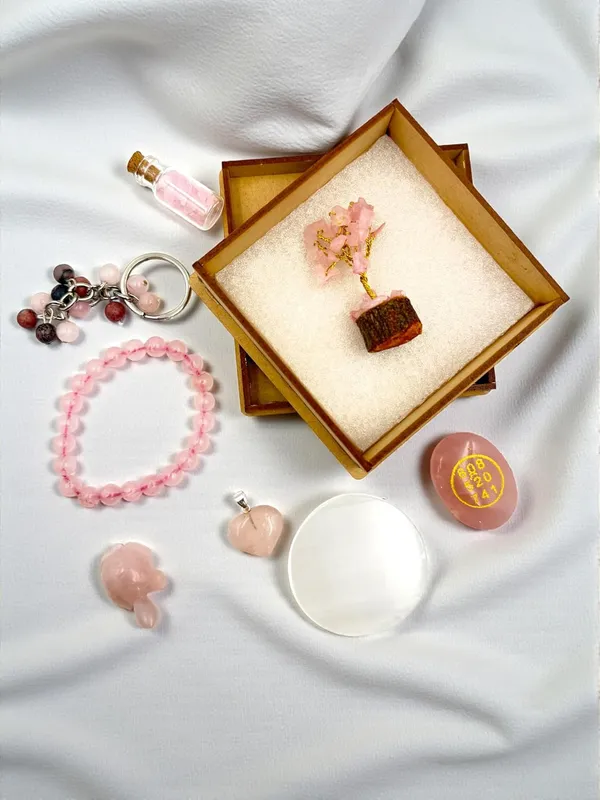 Rose_Quartz_Crystal_Gift_Set_With_Bracelet_And_Keychain_For_Indoor