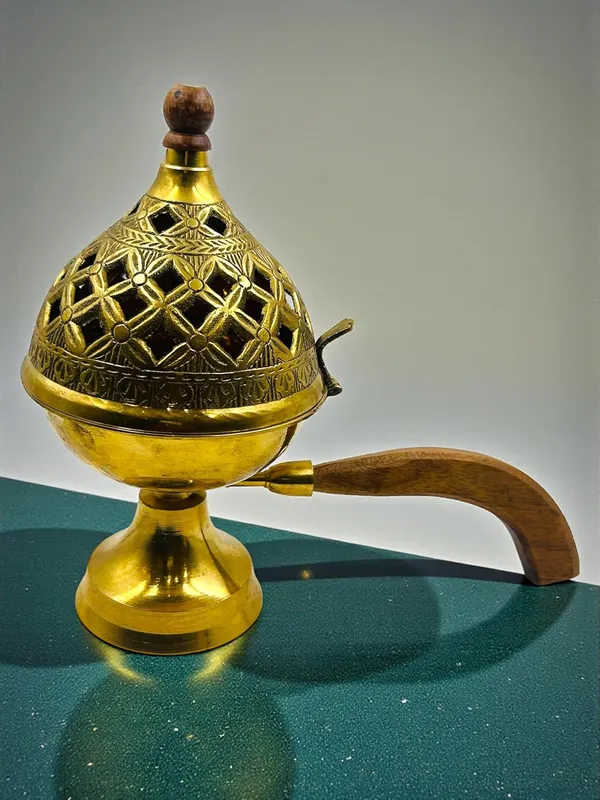 Brass_Dhoop_Daani_With_Wooden_Handle_For_Indoor