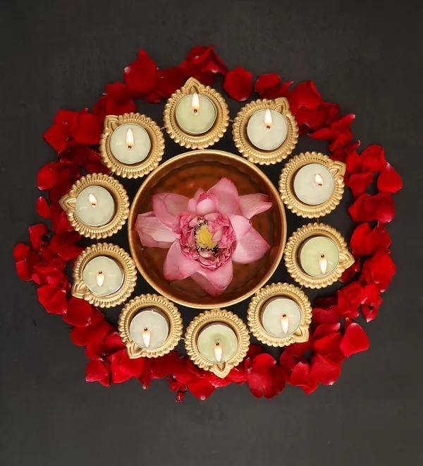 Iron_Diya_Shape_Urli_Bowl_For_Indoor