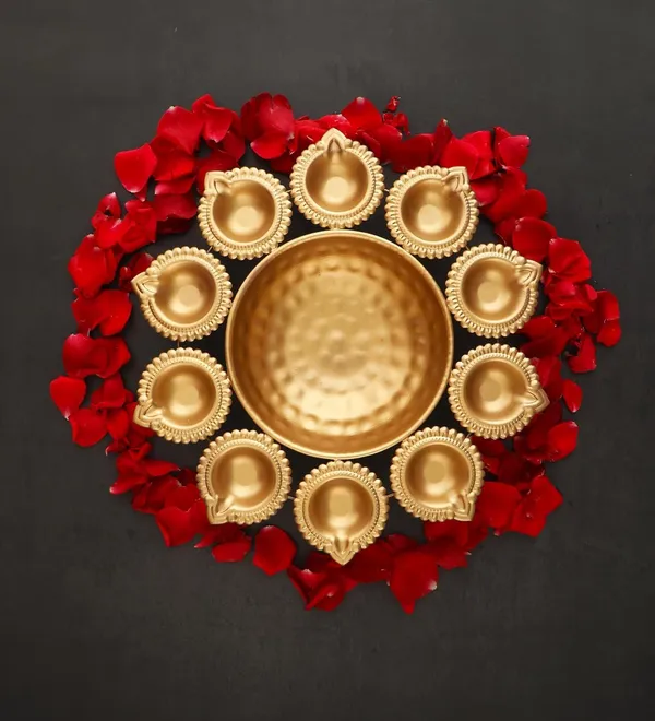 Iron_Diya_Shape_Urli_Bowl_For_Indoor