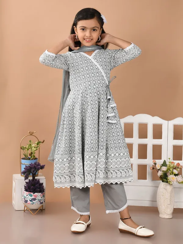 Grey_Girls_Festive_And_Party_Kurta_Pyjama_And_Dupatta_Set