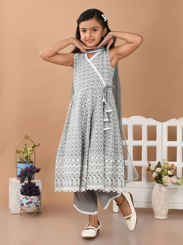 Grey_Girls_Festive_And_Party_Kurta_Pyjama_And_Dupatta_Set