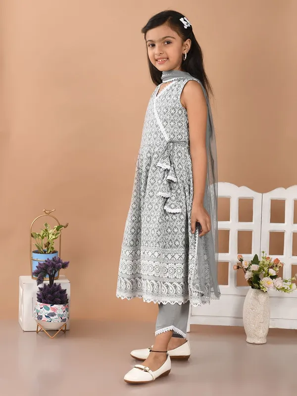 Grey_Girls_Festive_And_Party_Kurta_Pyjama_And_Dupatta_Set