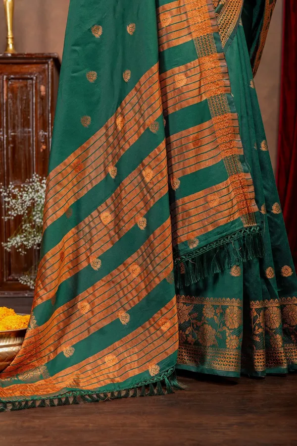 Green_Woven_Silk_Blend_Saree_In_Soft_And_Lightweight_Fabric