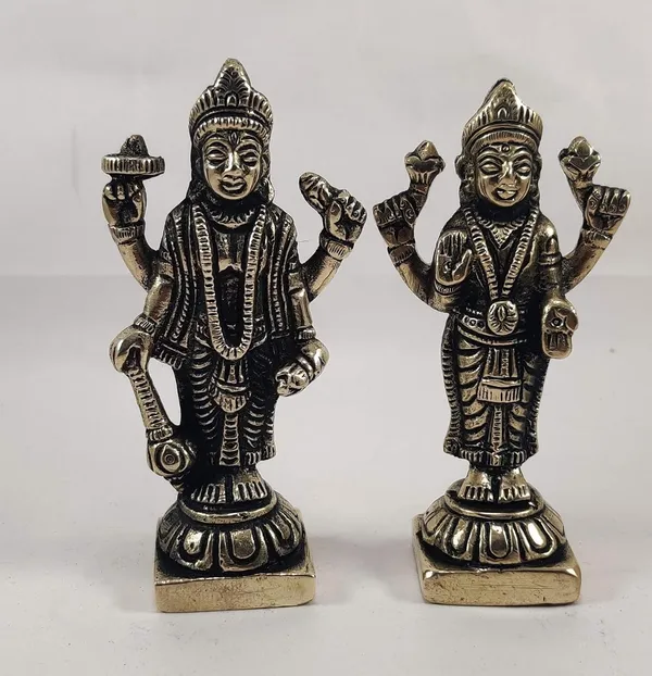 NEO_CLASSIC_Lord_Vishnu_Laxmi_Standing_Brass_Idol_–_Laxmi_Narayan_Murti_(4_Inch)