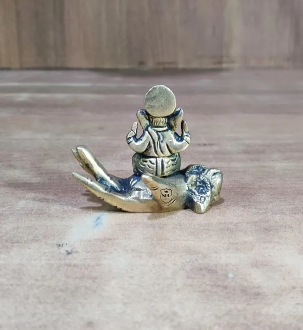 Ganesha_Sitting_On_Hand_Fine_Brass_Idol_For_Pooja_Home_Decor_Hindu_God_Ganesh_Ganpati_Decorative_Showpices_For_Temple_I_Hath_Ganesh