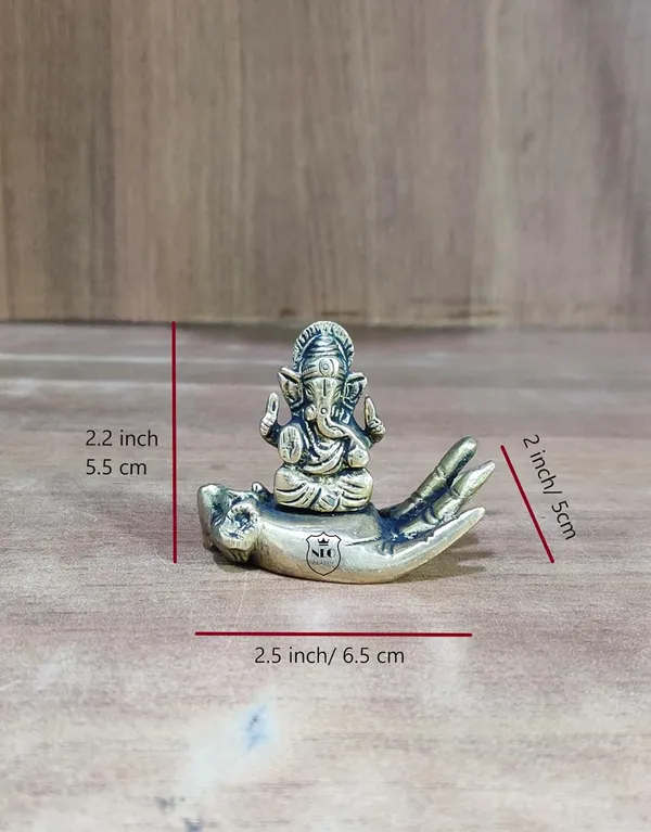 Ganesha_Sitting_On_Hand_Fine_Brass_Idol_For_Pooja_Home_Decor_Hindu_God_Ganesh_Ganpati_Decorative_Showpices_For_Temple_I_Hath_Ganesh