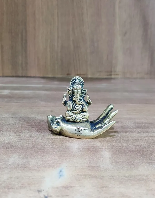 Ganesha_Sitting_On_Hand_Fine_Brass_Idol_For_Pooja_Home_Decor_Hindu_God_Ganesh_Ganpati_Decorative_Showpices_For_Temple_I_Hath_Ganesh