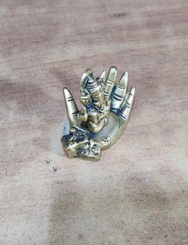 Ganesha_Sitting_On_Hand_Fine_Brass_Idol_For_Pooja_Home_Decor_Hindu_God_Ganesh_Ganpati_Decorative_Showpices_For_Temple_I_Hath_Ganesh