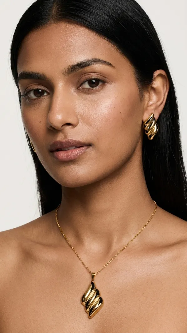 Twisted_Sculptural_Gold_pendant_and_earrings_set