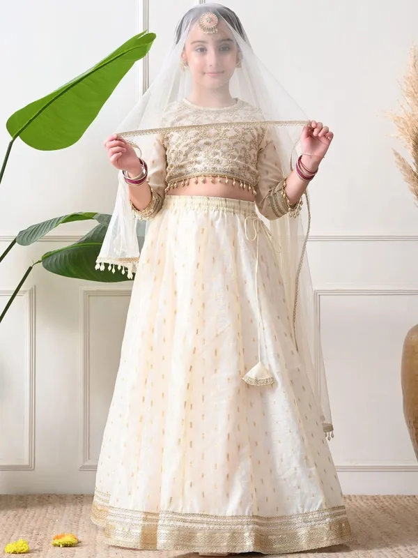 Indi-Loom_Couture_Girls_Off-White_Embroidered_Lehenga_Choli_Set_With_Net_Dupatta