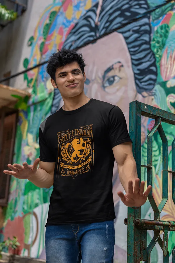 Gryffindor_House_Crest_Black_T_Shirt_Harry_Potter_Merchandise
