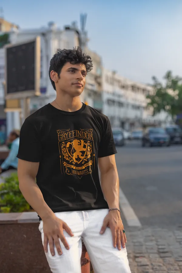 Gryffindor_House_Crest_Black_T_Shirt_Harry_Potter_Merchandise