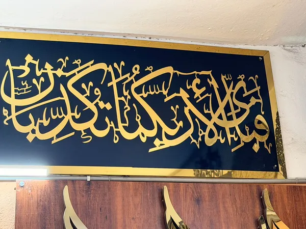 Golden_And_Black_Steel_Wall_Decor_For_Wall_Decor