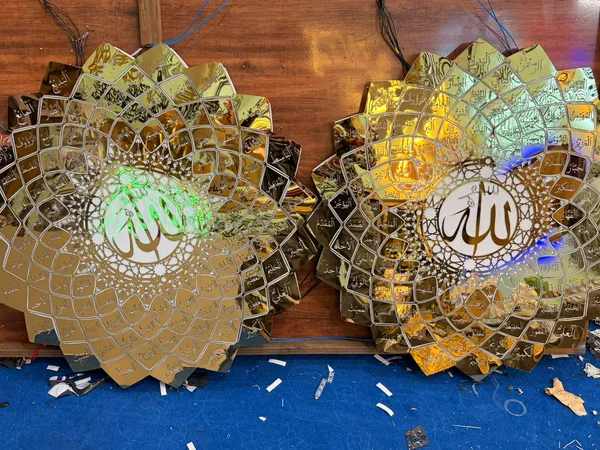 Golden_And_White_Metal_Wall_Decor_For_Wall_Decor