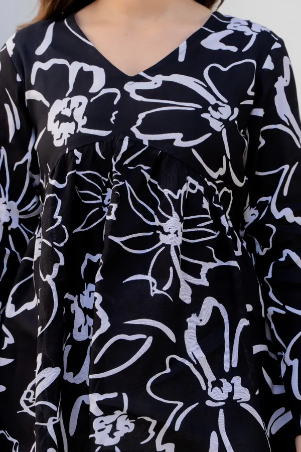 Black_And_White_Floral_Print_Tunic_Top_With_White_Pants_Set