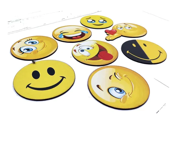 Smiley_Wooden_Fridge_Magnets_Set_Of_8_2Mm_Thickness