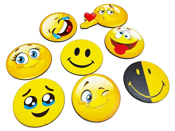 Smiley_Wooden_Fridge_Magnets_Set_Of_8_2Mm_Thickness