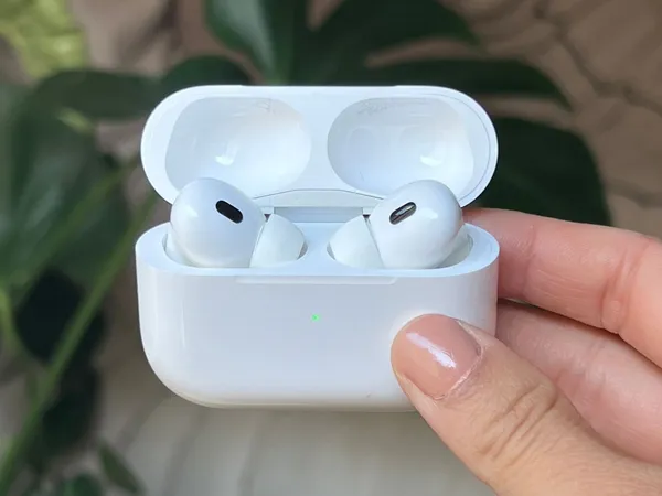 ANC_Spatial_Audio_Airpods_Pro_White