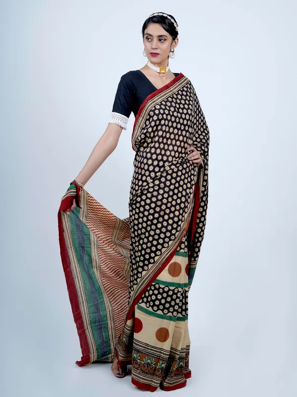 Black_Floral_Printed_Pure_Cotton_Saree_For_Women