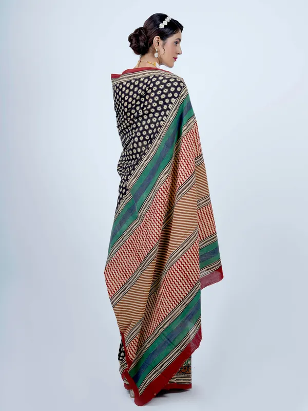 Black_Floral_Printed_Pure_Cotton_Saree_For_Women