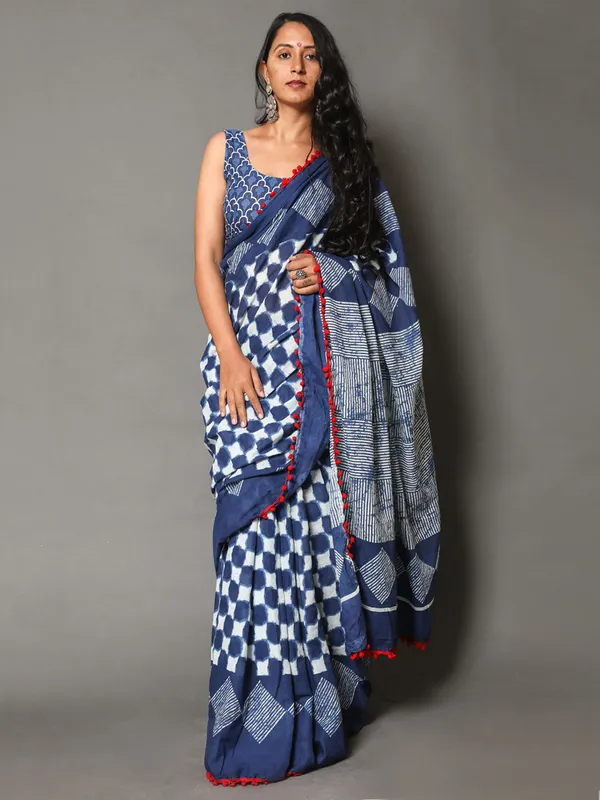 Blue_&_White_Checked_Pure_Cotton_Saree_For_Women
