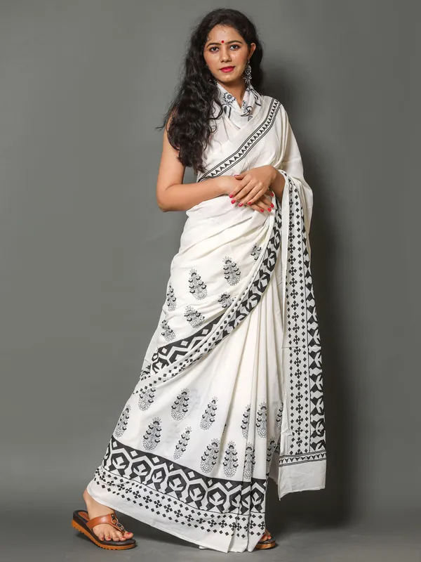 White_&_Black_Floral_Printed_Pure_Cotton_Saree_For_Women