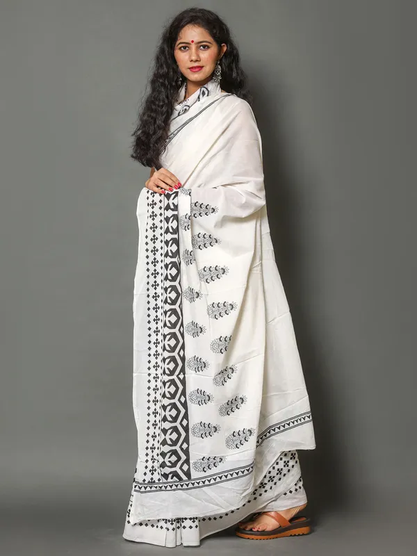 White_&_Black_Floral_Printed_Pure_Cotton_Saree_For_Women