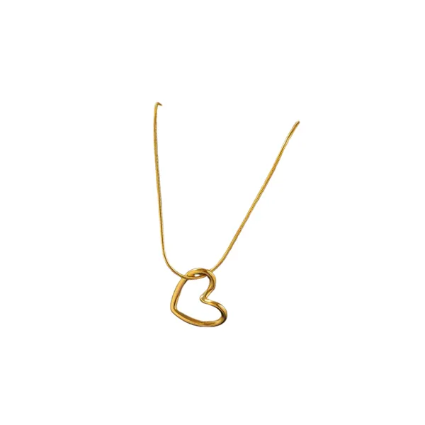 Heart-Shaped_Pendant_Necklace_With_Delicate_Gold_Chain