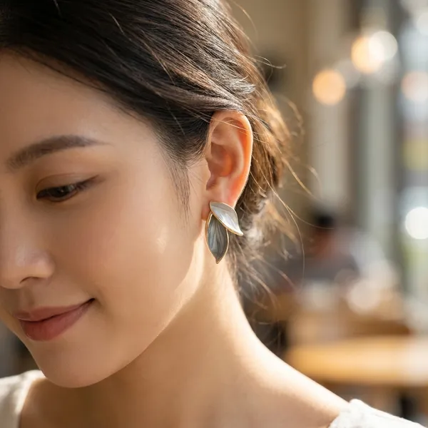 Dual-Tone_Leaf-Shaped_Stud_Earrings