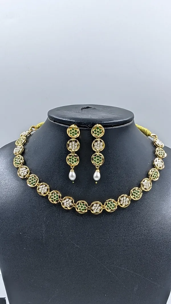 Siya_Emerald_Necklace_Set_