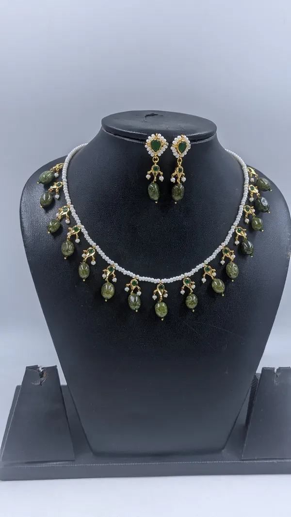 Dina_Delicate_Emerald_Premium_Necklace_Set_For_Women