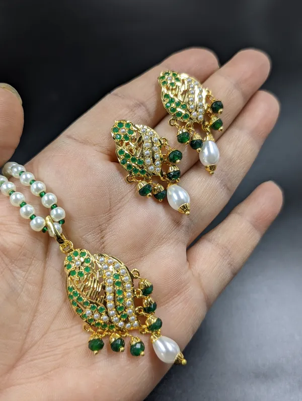 Amira_Emerald_Premium_Necklace_Set_For_Women