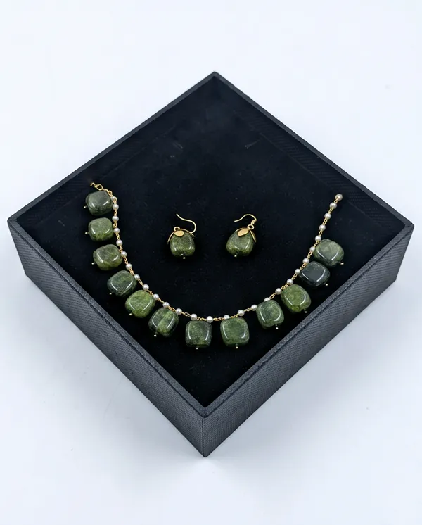 Soha_Delicate_Emerald_Necklace_Set