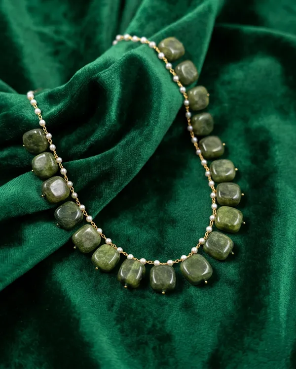 Soha_Delicate_Emerald_Necklace_Set