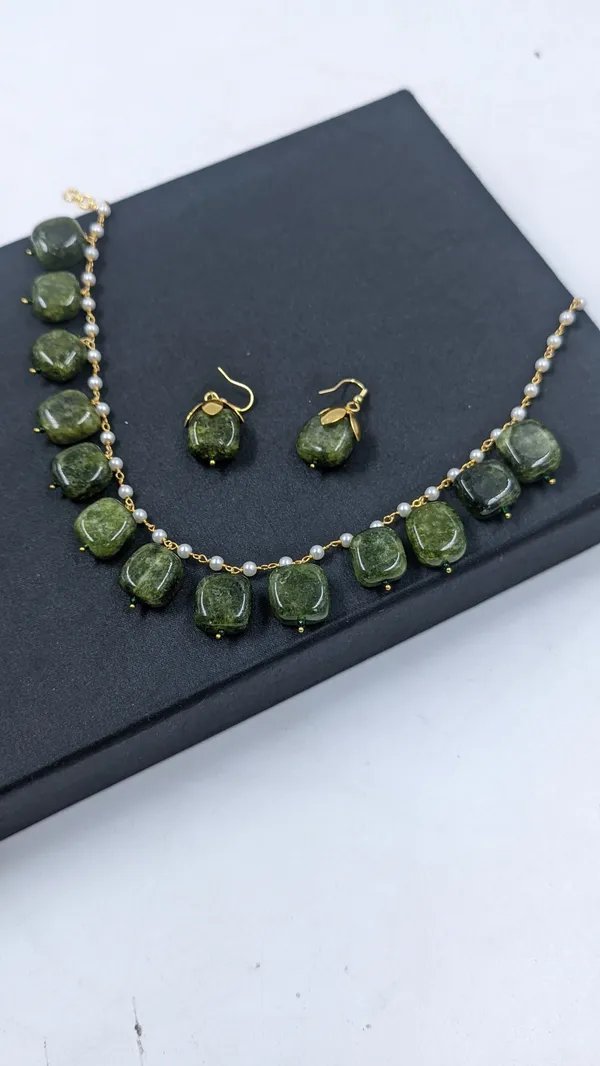 Soha_Delicate_Emerald_Necklace_Set