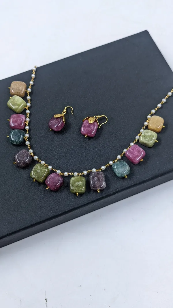 Soha_Delicate_Navratan_Necklace_Set